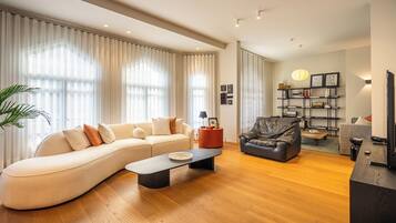 Smart-TV, bøker, stereoanlegg og printere