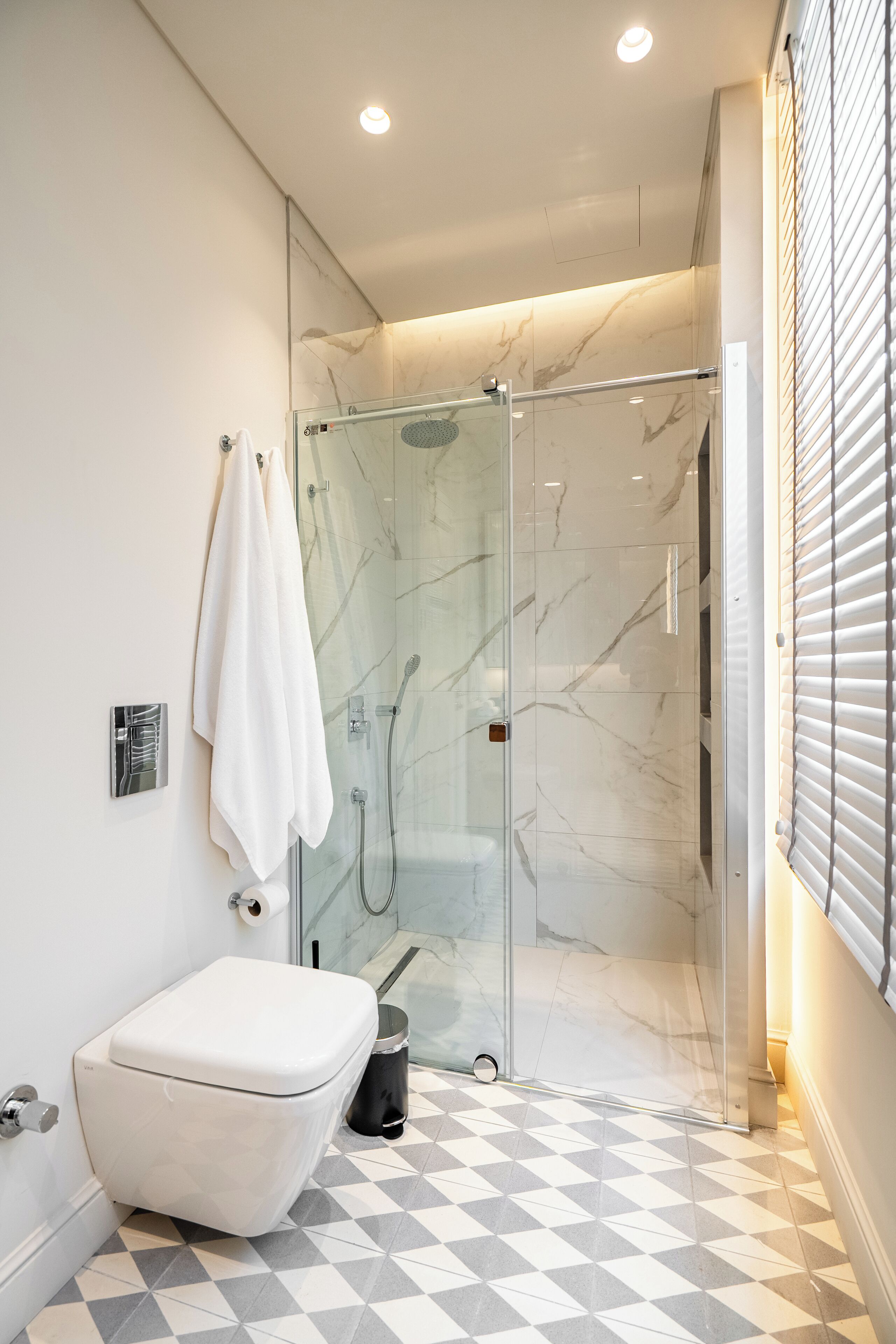 Haartrockner, Bidet, Handtücher, Seife