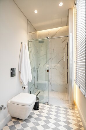 Haartrockner, Bidet, Handtücher, Seife