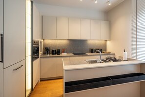Kühlschrank, Mikrowelle, Ofen, Herdplatte