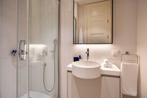 Een douche, een haardroger, een bidet, handdoeken