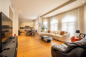 Smart-tv, boeken, een stereo en een printer