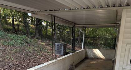 Delightful 2-bedroom house with AC in Maryville.