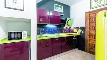 KĂŒhlschrank, Mikrowelle, Ofen, Herdplatte