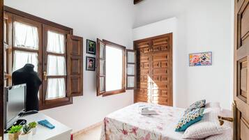 3 chambres, bureau, fer et planche Ă repasser, lit parapluie