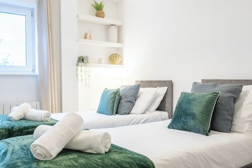 Modern 2BR Apartment with Water Views