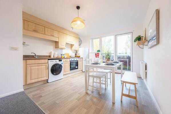 Private kitchen - Modern 2BR Apartment with Water Views (Cardiff)