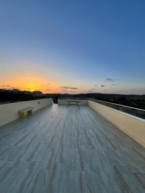 Terrace/patio - Luxury Gozo Penthouse w/ Indoor Jacuzzi, Terraces, Panoramic Views & BBQs (Ix-Xagħra)