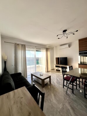 Smart TV - Luxury Gozo Penthouse w/ Indoor Jacuzzi, Terraces, Panoramic Views & BBQs (Ix-Xagħra)