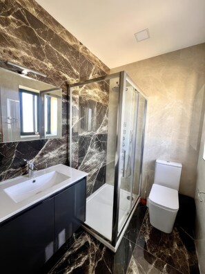 Hair dryer, towels, soap, shampoo - Luxury Gozo Penthouse w/ Indoor Jacuzzi, Terraces, Panoramic Views & BBQs (Ix-Xagħra)