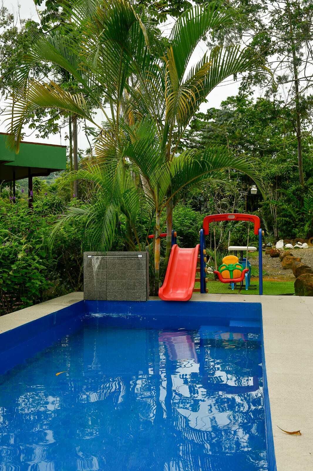 Una piscina al aire libre