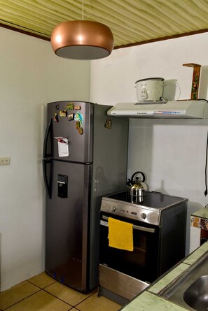 Cafetière/bouilloire, réfrigérateur, micro-ondes, four