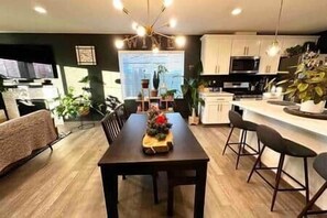 Dining - Cheerful private king room with en suite (Tacoma)