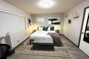 1 bedroom, in-room safe, iron/ironing board, WiFi - Cheerful private king room with en suite (Tacoma)