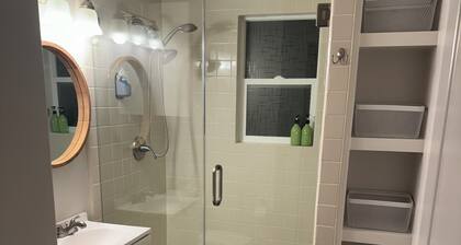 Private Salinas Casita Queen Bed, Walk to Downtown Salinas & 15 Mins to Monterey