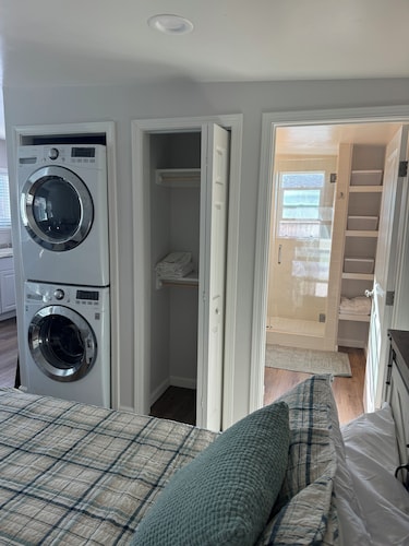 Private Salinas Casita Queen Bed, Walk to Downtown Salinas & 15 Mins to Monterey