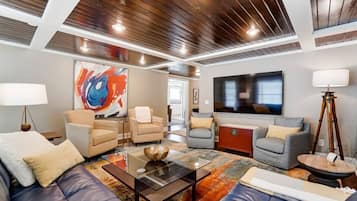 Een televisie, videogames en tafelvoetbal