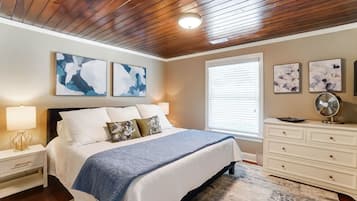 4 slaapkamers, een bureau, een strijkplank/strijkijzer, reisbedje