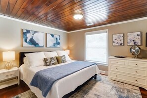 4 slaapkamers, een bureau, een strijkplank/strijkijzer, reisbedje