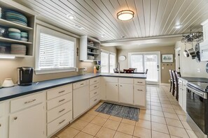 Fridge, microwave, oven, stovetop - Stylish NoDa Gem | Hot Tub, Games & Walk to Dining (Charlotte)