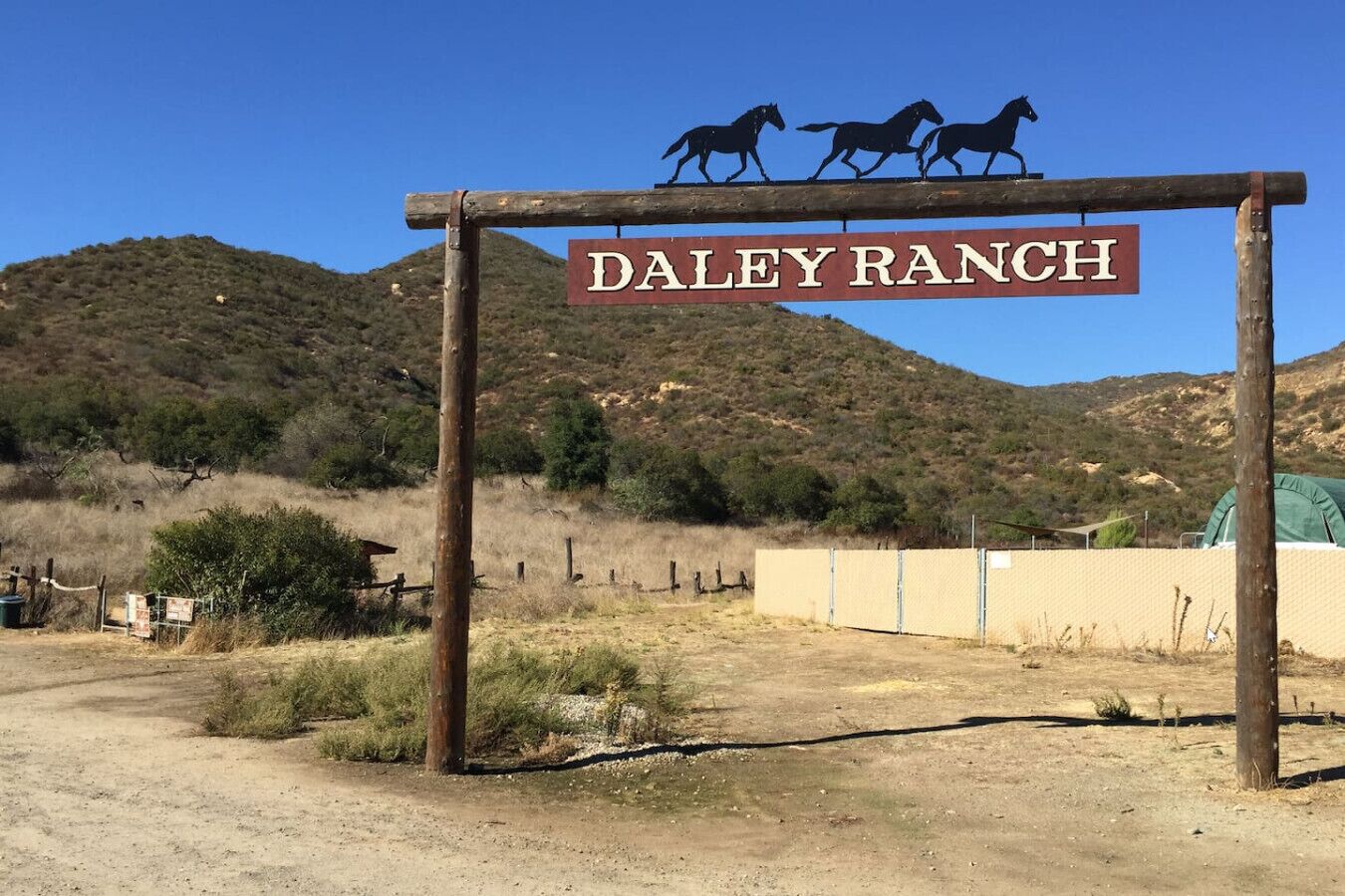 Schild für Daley Ranch mit Silhouetten von Pferden.