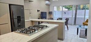 Kühlschrank, Mikrowelle, Ofen, Herdplatte