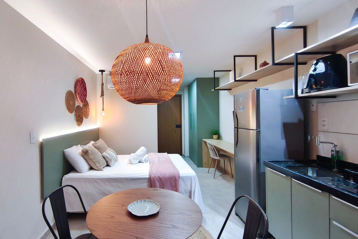 Une chambre d’hôtel de taille réduite, comprenant un lit, une table de chevet et un petit coin repas.