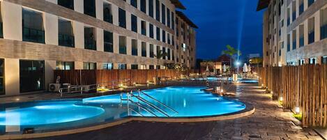 Una piscina al aire libre