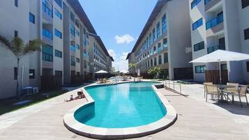 Una piscina al aire libre