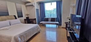 Iron/ironing board, Internet - AVANT AT THE FORT STUDIO (Taguig)