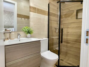 Dusche, Haartrockner, Handtücher, Seife