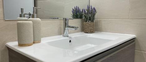 Dusche, Haartrockner, Handtücher, Seife