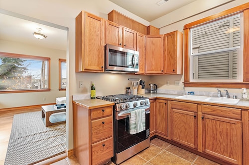 Sunshine Cottage w/ Bay-View Deck & 3 Kings Just Steps From Downtown!