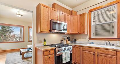 Sunshine Cottage w/ Bay-View Deck & 3 Kings Just Steps From Downtown!