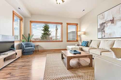 Sunshine Cottage w/ Bay-View Deck & 3 Kings Just Steps From Downtown!