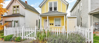 Sunshine Cottage w/ Bay-View Deck & 3 Kings Just Steps From Downtown!