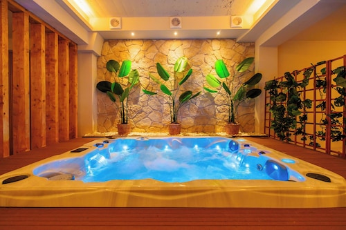 Romantic Suite with Sauna & Jacuzzi near Eindhoven City Centre