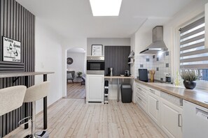 Kylskåp, mikrovågsugn, ugn och spishäll