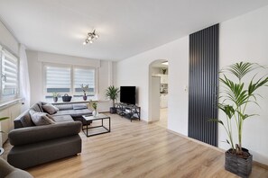 TV - Apartment 'Haus Flora Bianca' with Private Terrace and Wi-Fi (Albstadt)