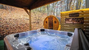 A hot tub with a wooden deck and a sign saying "life is good" in a forested area. - Skylark Pines-Luxury 8BR/5.5BA Massanutten Retreat (McGaheysville)