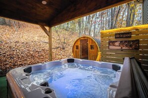 Outdoor spa tub - SkylarkPines-Designer Luxury-Lounge,Poker,HT/Sauna (McGaheysville)