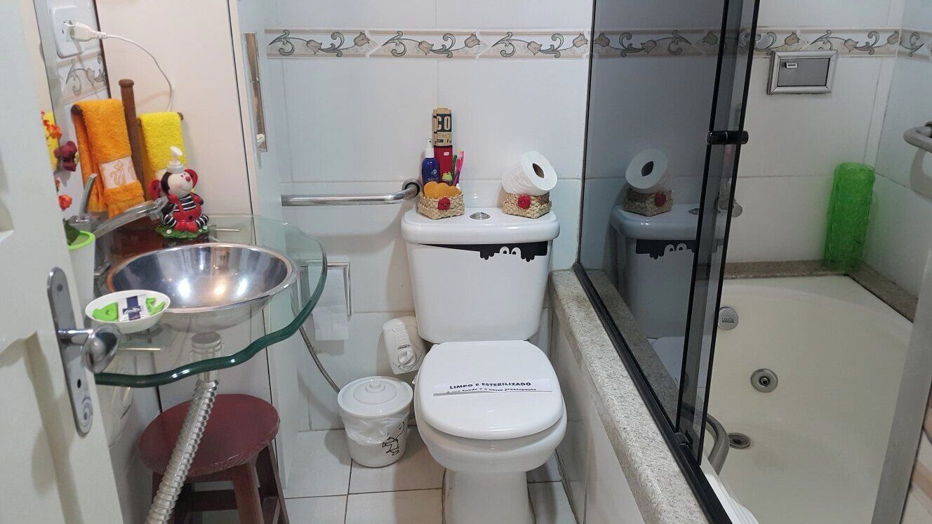 Een haardroger, handdoeken, zeep, toiletpapier