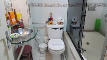 Asciugacapelli, asciugamani, sapone, carta igienica