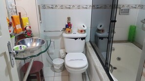 Asciugacapelli, asciugamani, sapone, carta igienica