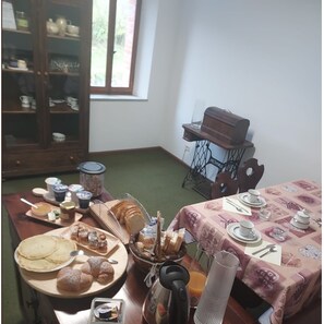 بوفيه فطور مجانًا يوميًا