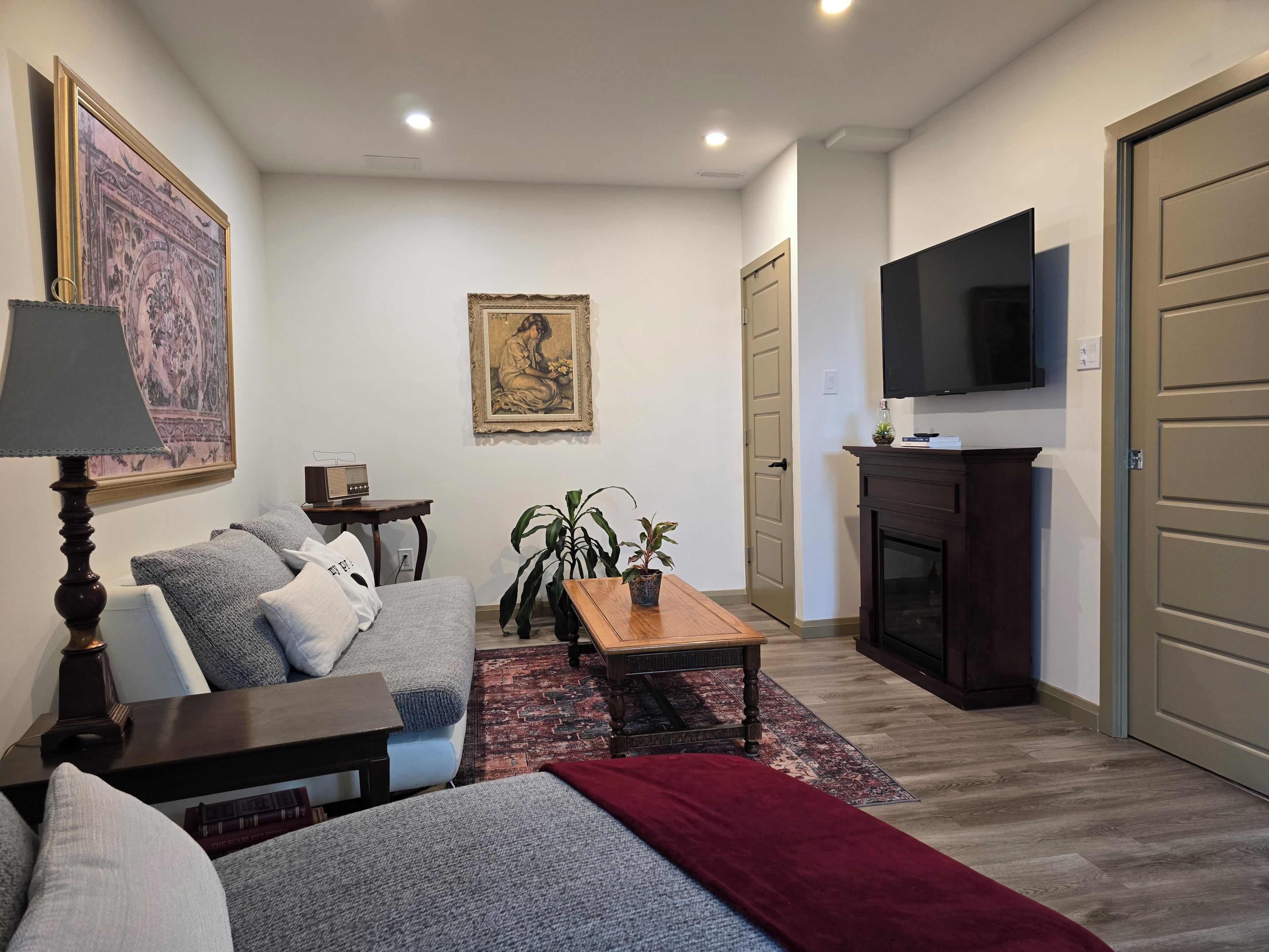 Smart-tv, böcker och en stereo