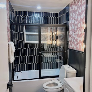 Douche, sèche-cheveux, bidet, serviettes fournies
