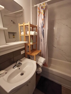 Hair dryer, towels, soap, toilet paper - Montreal Mile-Ex close to MIL (Montréal)