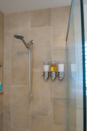 Shower, hair dryer, bidet, towels - Mermaids Lookout: 2 bedroom beach retreat, 75 steps from the beach!! (San Diego)