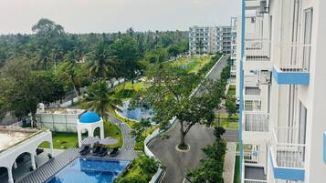 Hồ bơi ngoài trời